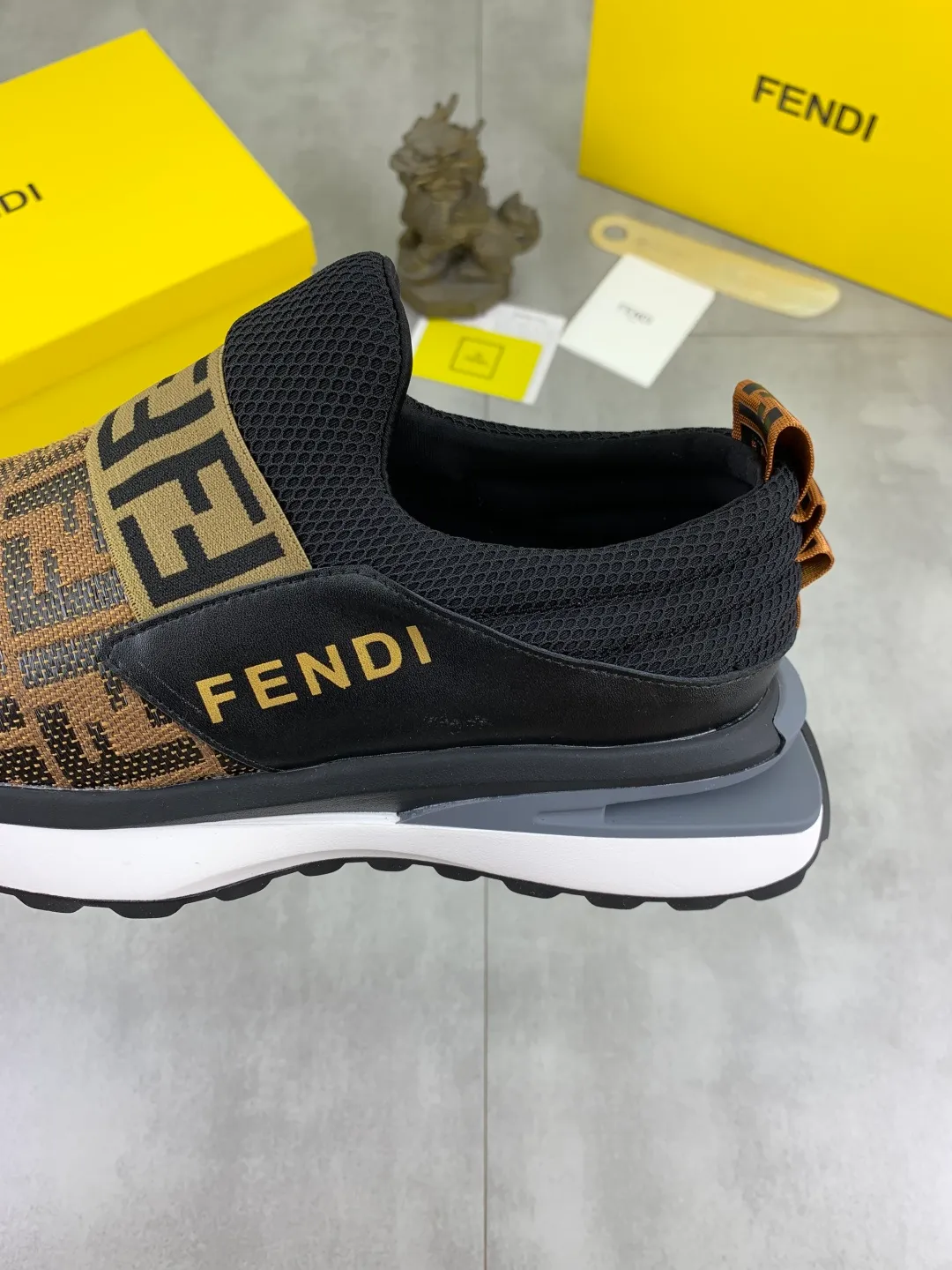 ​Men's shoes 💰P440 💰【New】Little monster 🆘 New FENDI 🕶️🕶️Simple routing effect, showing an elegant and cool driving shoe 🎬Using imported calfskin + first-layer pigskin lining🐂Excellent material🎬Detailed workmanship 🤗Comfortable foot feel➰➰. ​Pair it with any outfit to show your taste and temperament, low-key luxury ♻️Design ​simple and elegant ​noble and fashionable 🍃​Very loved and favored by trendy men 💓❤️size: 38-44 (45 customized) 3️⃣colors available